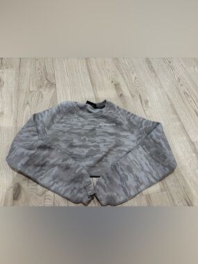 Alphalete Gray Camo Cropped Sweatshirt